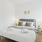 Spacious Two-storey With A Terrace In The Center Appartamento