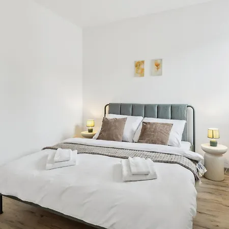 Spacious Two-storey With A Terrace In The Center Apartment